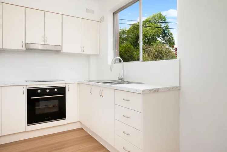 2 Bedroom 198m² Sydney Apartment Near Station and Westfield