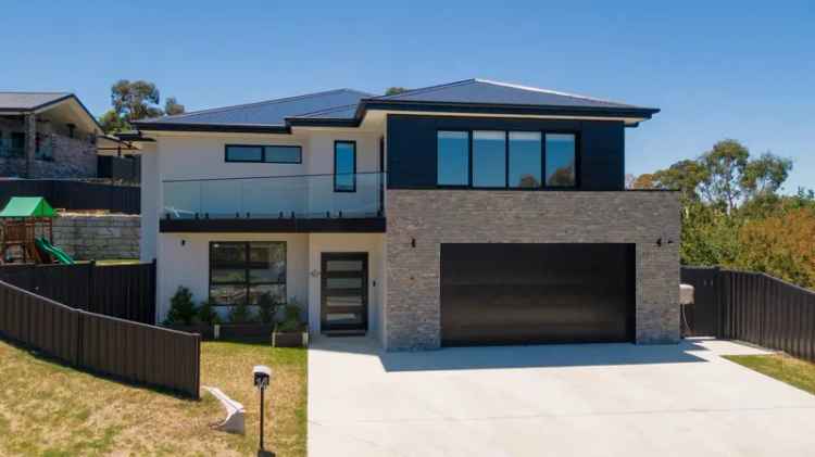 Modern Cooma Family Home 4 Beds 3 Baths