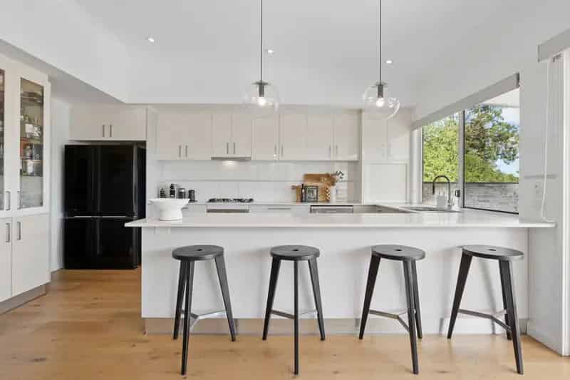 PARKSIDE FAMILY LIVING WITH A POOLSIDE ENTERTAINING RETREAT