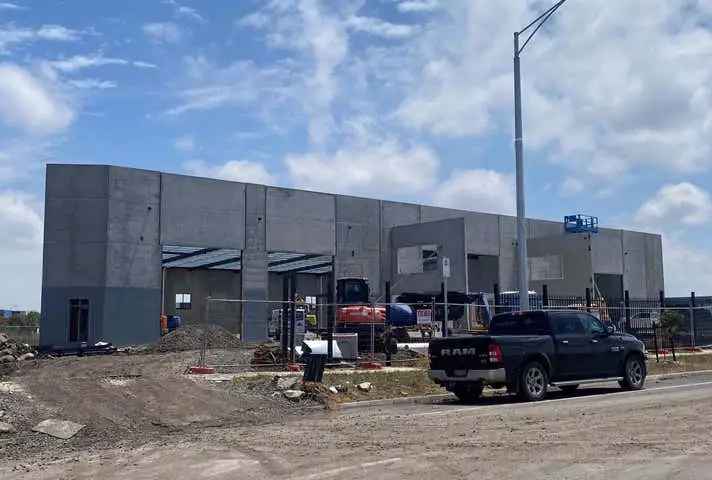 Functional HQ With 3 Roller Doors