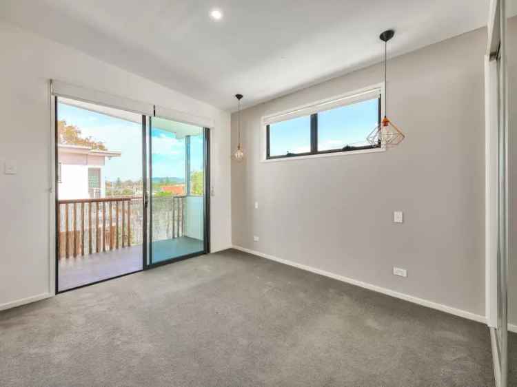 Yeronga Townhouse 3 Bed 2 Bath Spacious Modern Family Home