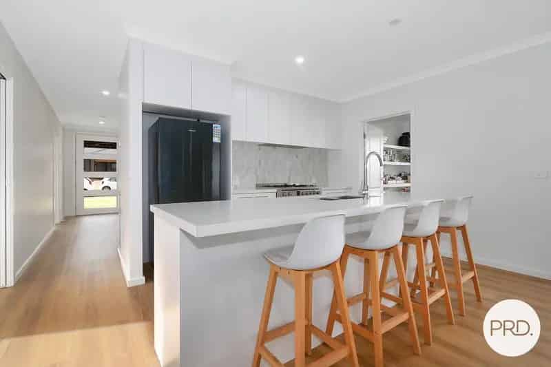 STYLISH FAMILY LIVING WITH SPACE TO SPARE!