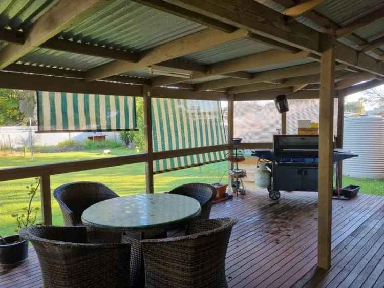 Maude Three bedroom home opposite Murrumbidgee river & weir