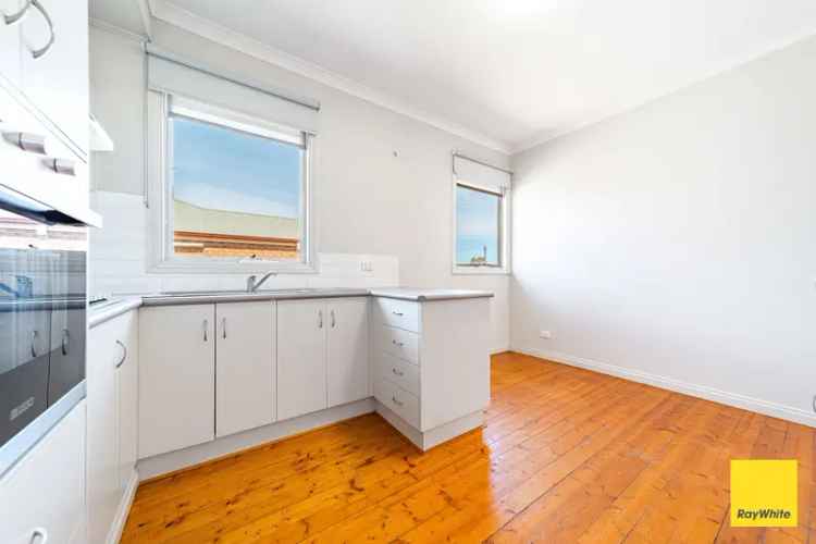 Move in ready updated golden square gem