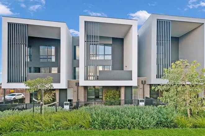 Luxury 4-Bedroom Townhouse near Woodlea Shopping Centre