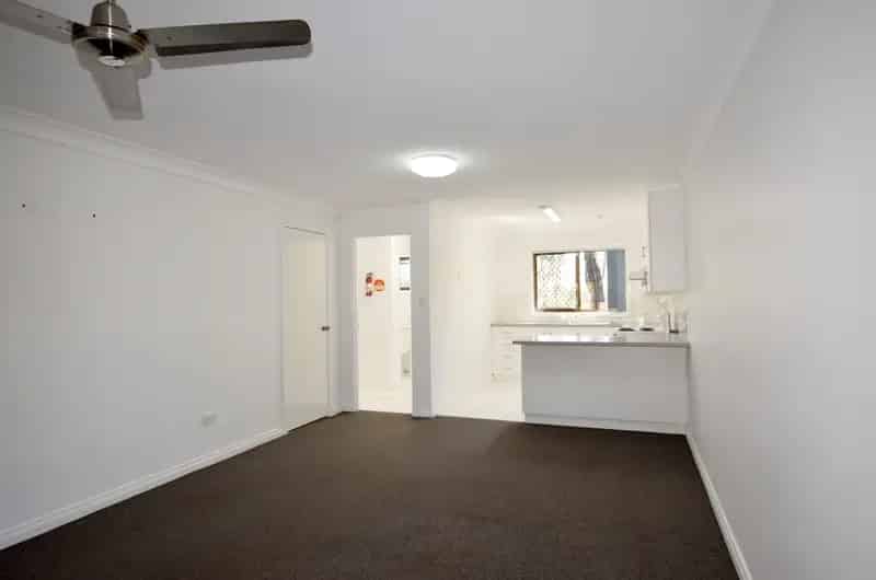 :: THERE'S SO MUCH TO LIKE HERE ... NICELY PRESENTED TOWNHOUSE, LARGER THAN USUAL