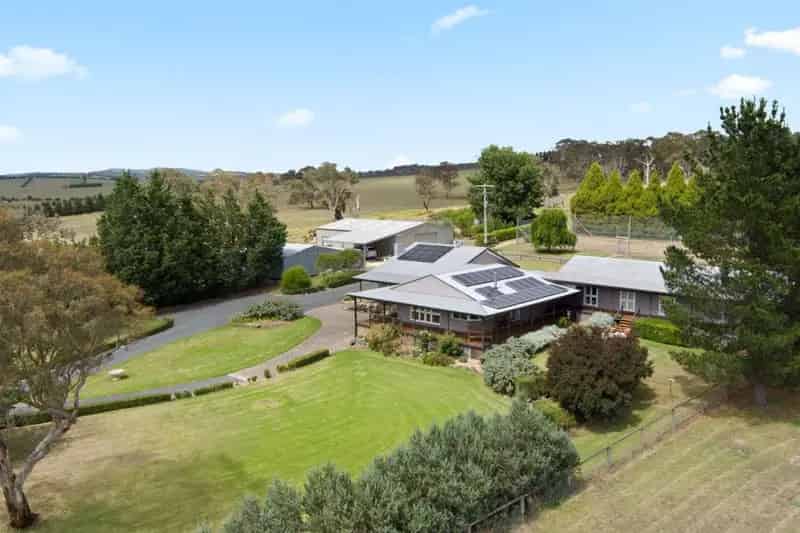 Buy rural property near Goulburn with stunning views and premium features