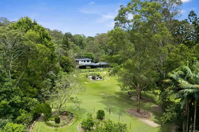 EXECUTIVE LIFESTYLE: - SMALL RURAL PROPERTY