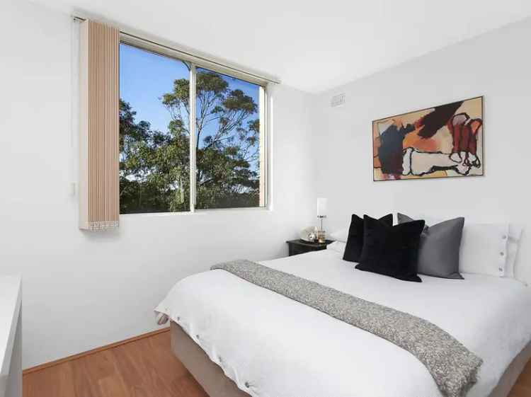 2 Room 266 m² Sydney Apartment with Rooftop Spa and Park Views