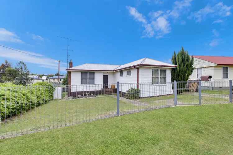 Rent Charming 2 Bedroom House in Goulburn with Outdoor Space