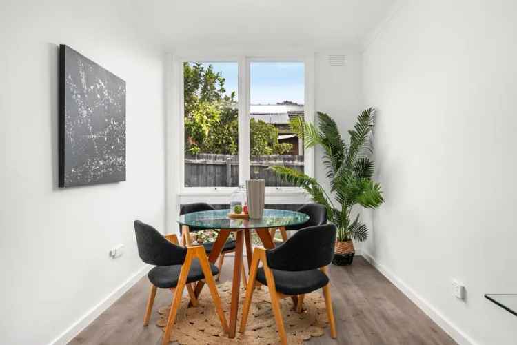 Charming Light-Filled Unit Near Parkland and City Trains