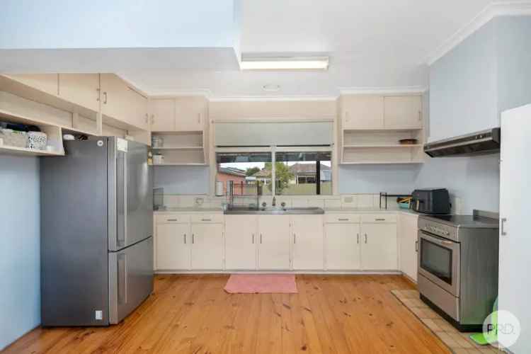 3 BEDROOM HOUSE WITH SPACIOUS BACKYARD CLOSE TO STOCKLAND