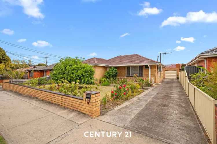 Auction for Charming Brick Veneer House in Noble Park with Outdoor Living