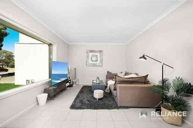 Modern 3-Bedroom Home in Point Cook - Low Maintenance Living