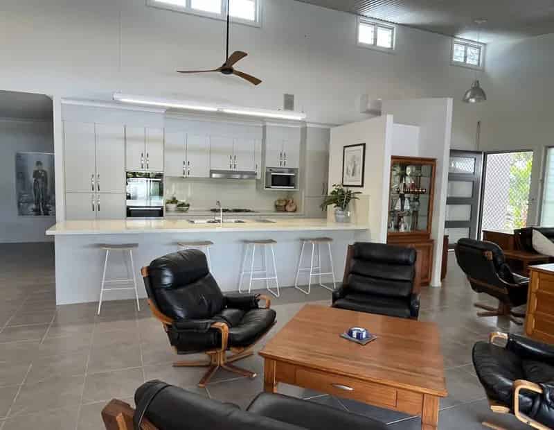 LUXURY RANCH - STYLE HOME ON 3,222 m2  IN SOUGHT AFTER HORSESHOE BAY MAGNETIC ISLAND