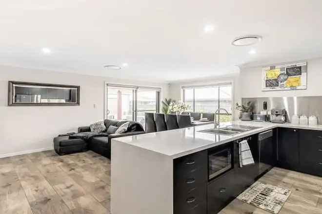 Modern Family Home Four Bedrooms Ensuite Mudgee