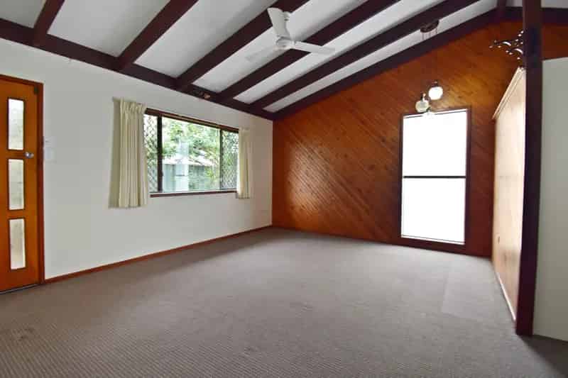 3 Bedroom Home central to beach, schools and transport