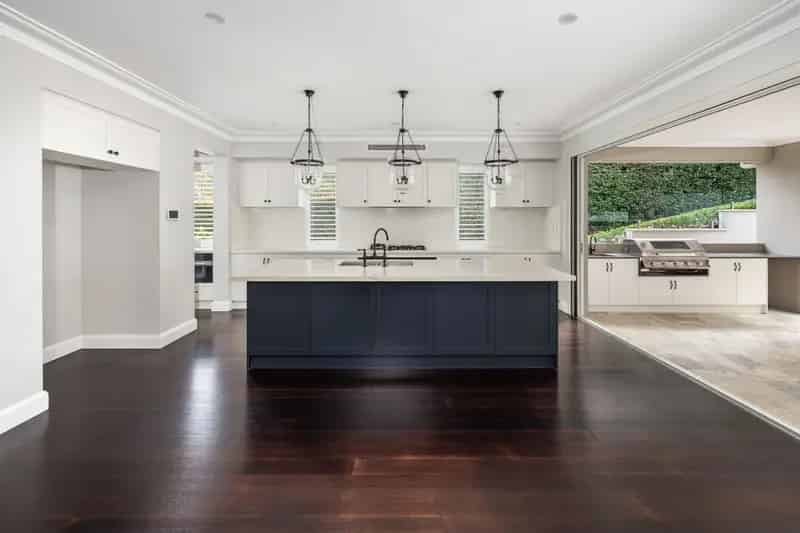 Lease luxury house in Pymble with pool and gourmet kitchen