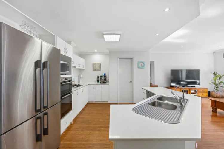 Luxury 5-Bedroom Family Home Near Bayswater