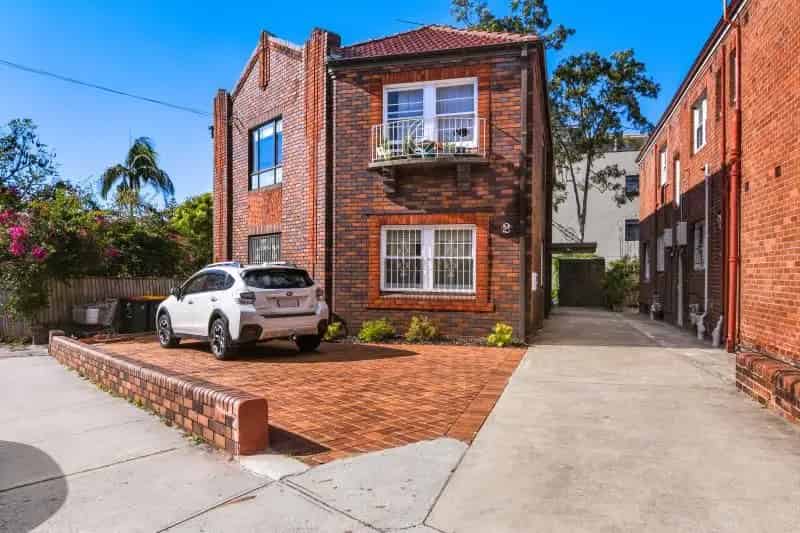 2 Bedroom Ground Floor Apartment- Short Walk to Coogee Beach!