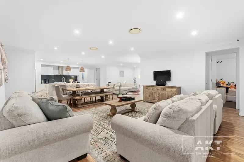 FAMILY RETREAT WITH POOL + 3 LIVING AREAS