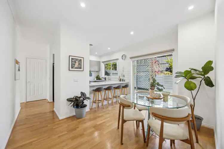 Bright, modern townhouse in a friendly complex