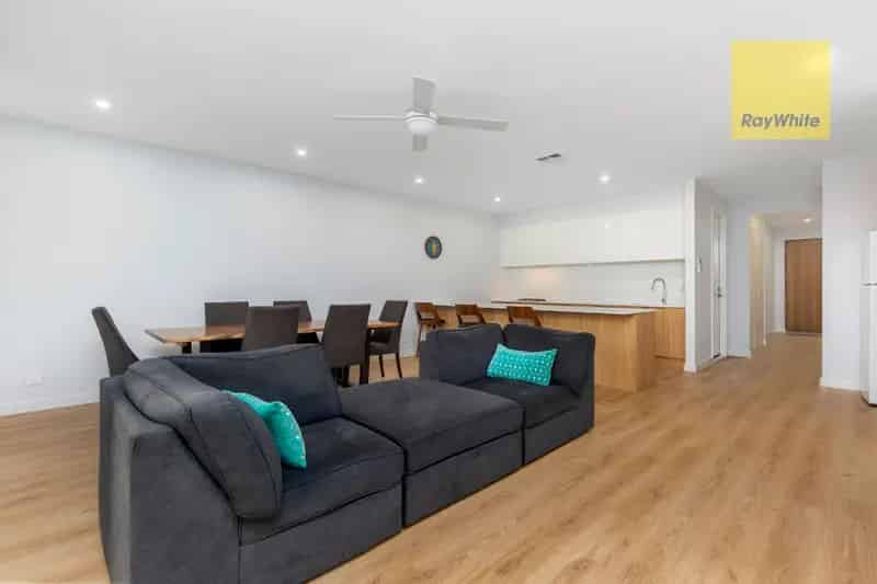 Modern 3 bedroom Townhouse in Mitchell Park