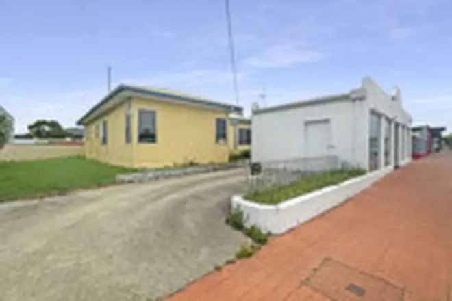 3 Bedroom 1 Bathroom Home Near Shops and Cafes