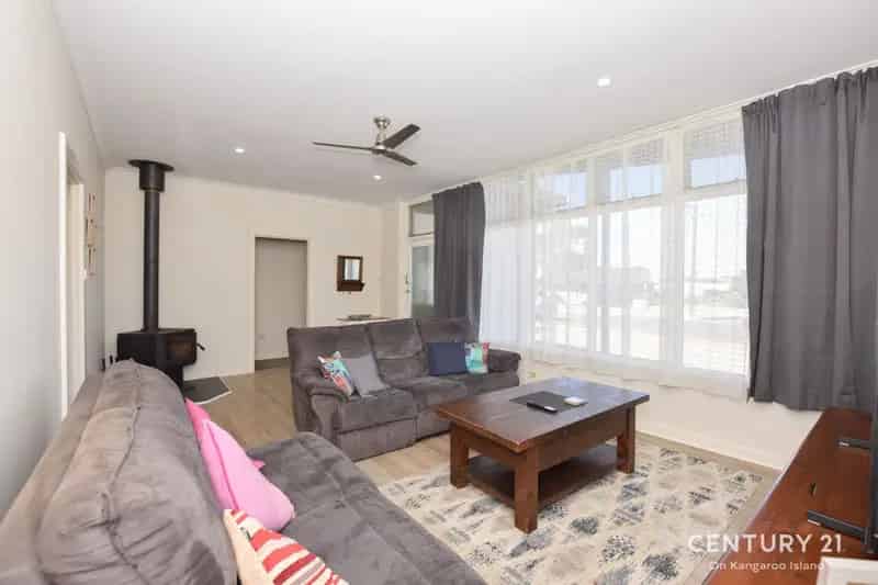 House for Sale in Kingscote with Spacious Backyard and Garage