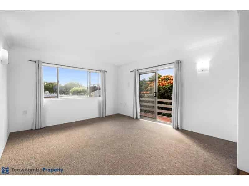 Enjoy Walking? This Ideally Located Unit Is Minutes From The Centre Of Town And Local Parks!