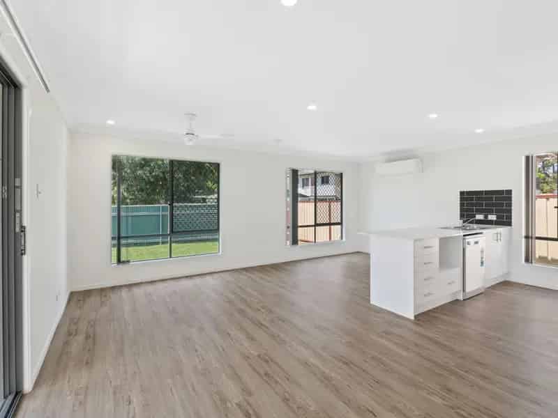 4 BEDROOM DUPLEX WITH AIR CONDITIONER