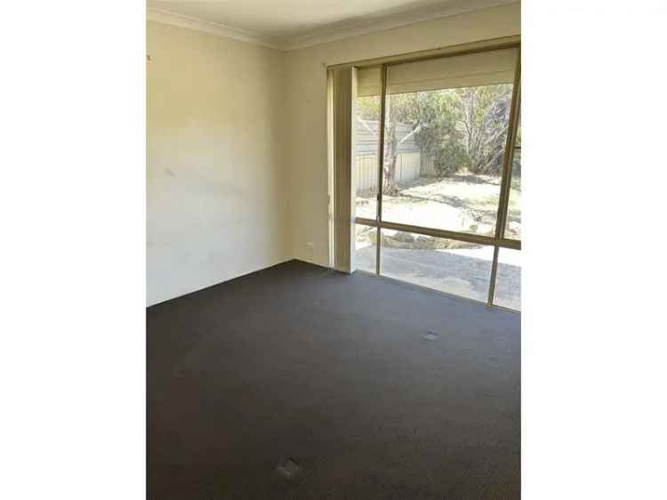 3x1 Family Home in Coodanup Near Shops and Schools