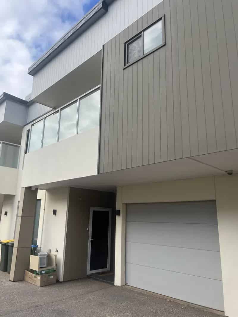 3 bed/2 bath/2 living/2 car + 6.6kw solar