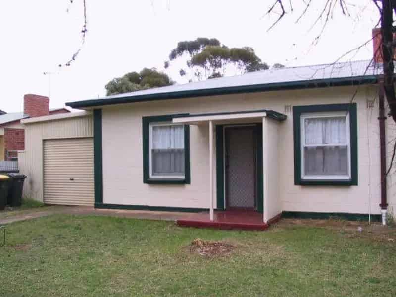 2 bedroom semi is located close to shops, transport, and schools.
