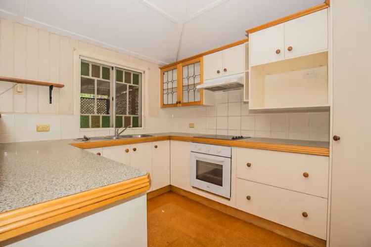 Character Queenslander 4 Bed 3 Bath Double Garage Family Home