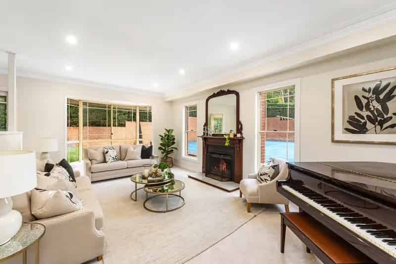 Grand Upper North Shore family living with tennis court