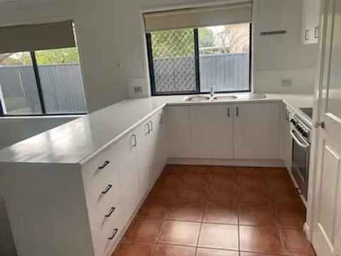 3 Bed House Helensvale - Near Shops Schools M1