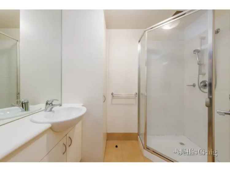 One Bedroom Apartment In Carlton!