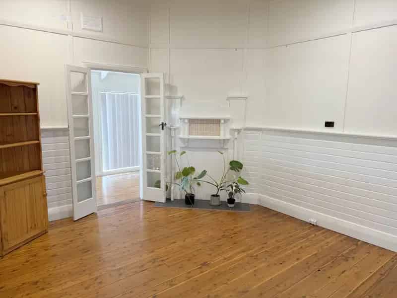 FANTASIC CENTRAL LOCATION - CLOSE TO THE CBD