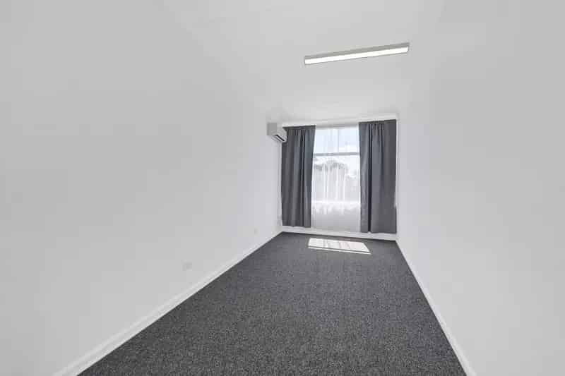 Refurbished 2 Bedroom Flat or Office Space