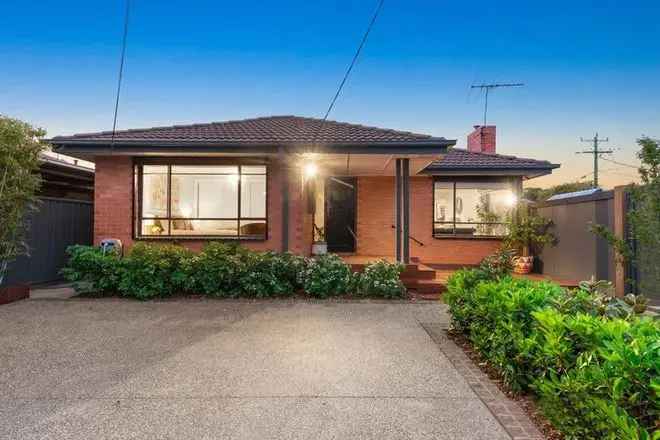 St Albans Family Home: Landscaper's Delight with Garden