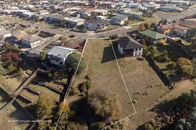 Buy land in Newnham with golf course views and ample space