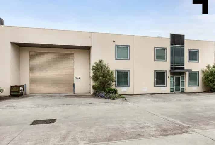 HIGH CEILINGS & STANDARDS: THE ULTIMATE WAREHOUSE & WORKPLACE.