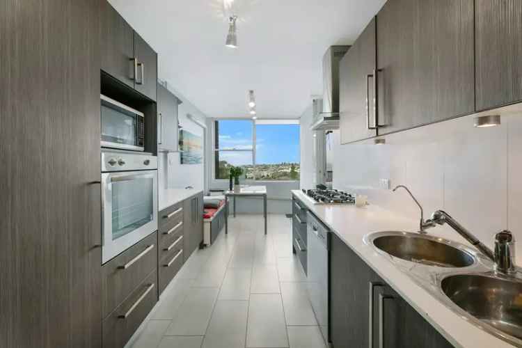 3 Bedroom City View Apartment in Sydney