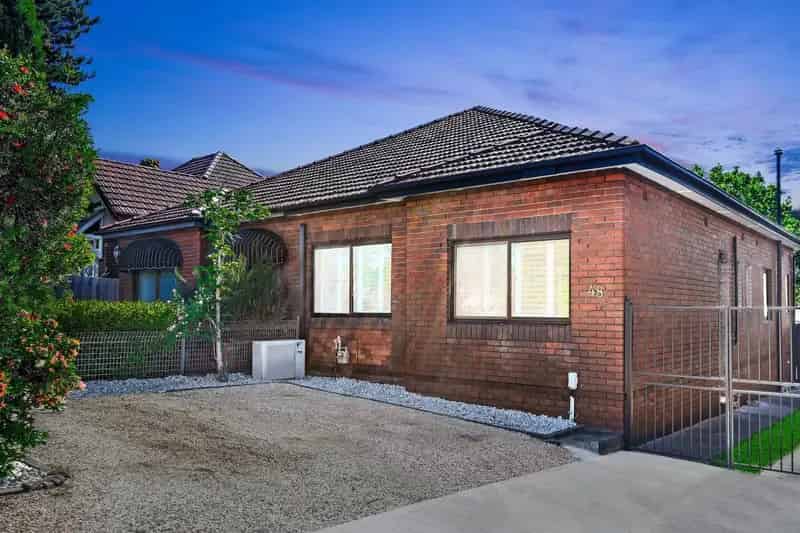 Lease Semi-Detached Home 2 Bedrooms in Haberfield with Garden