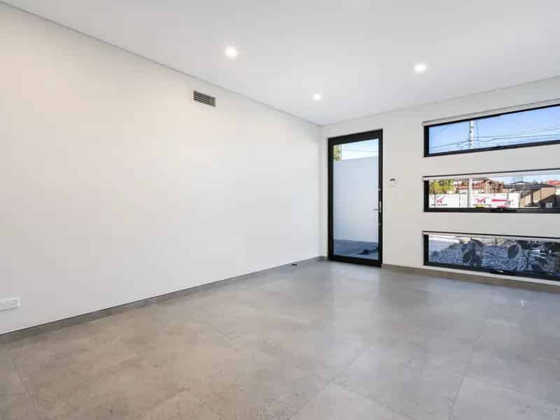 LUXURIOUS, SPACIOUS, DELUXE DUPLEX!