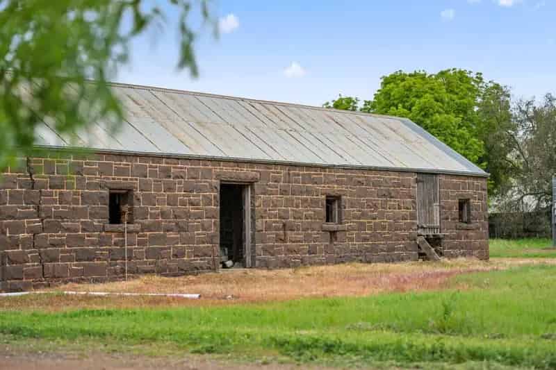 Buy Rural Property Historical Homestead in Carisbrook with Vineyard