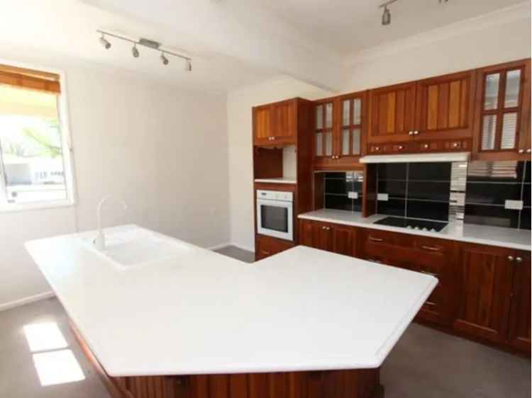 Close To Uni & Renovated- Available 27/03/25 !!!