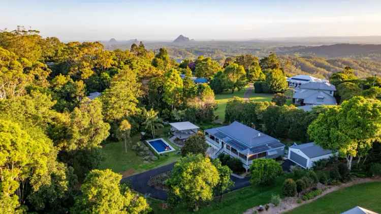 "Evergreen Retreat" - A Luxurious Hamptons Haven in the Heart of Maleny