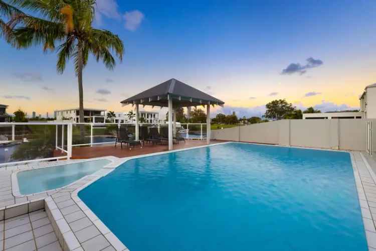 Luxury Canal Front Home in Mermaid Waters